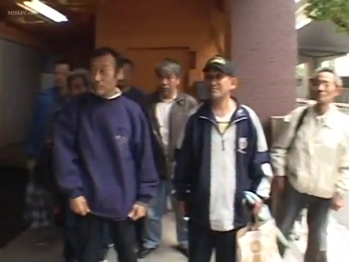 随意 · 休闲夹克 · 塑料袋 · 商业区过道 · 光线自然