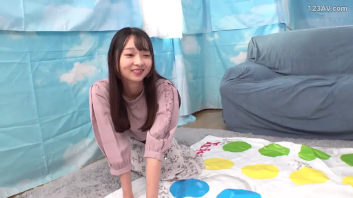 室内 · 中景 · 微笑 · 跪姿 · 亚洲女性 · 粉紫色长袖上衣 · 玩扭扭乐 · 扭扭乐垫子