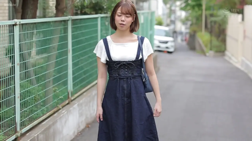 全身 · 站立 · 背带裙 · 户外街道