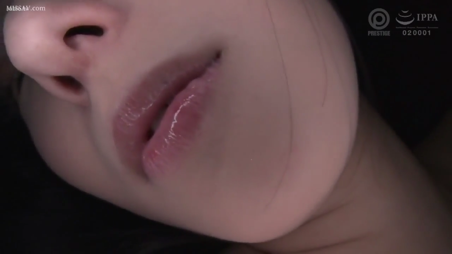 室内 · 情欲 · 鼻梁特写 · 无可见衣物 · 嘴唇湿润