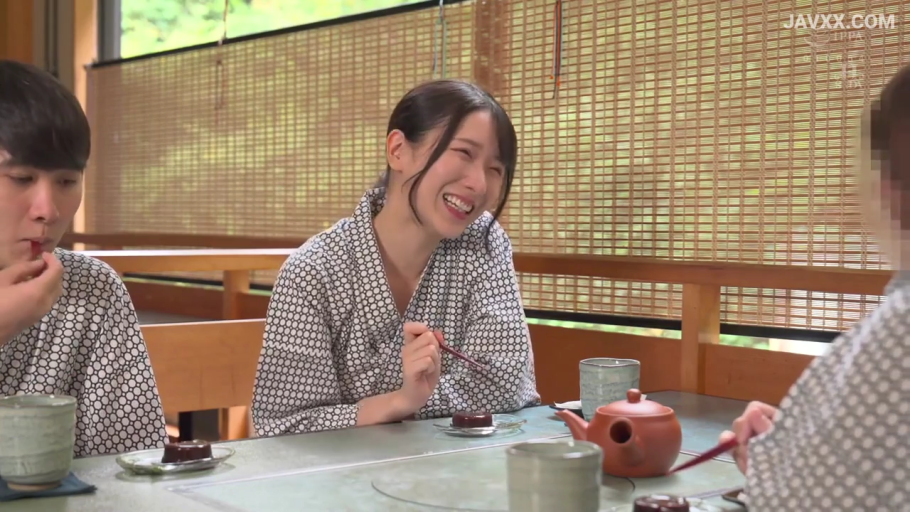 开心 · 筷子 · 女演员面部特写 · 男女均穿着浴衣 · 温泉旅馆餐厅