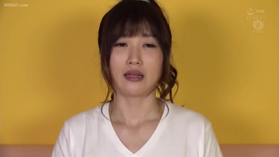 脸部特写 · 半睁眼 · 摄影棚 · 白色V领T恤