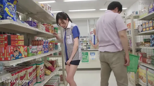 羞涩 · 中景 · 站姿 · 便利店 · 货架 · 便利店制服 · 撩起裙子 · 痴女
