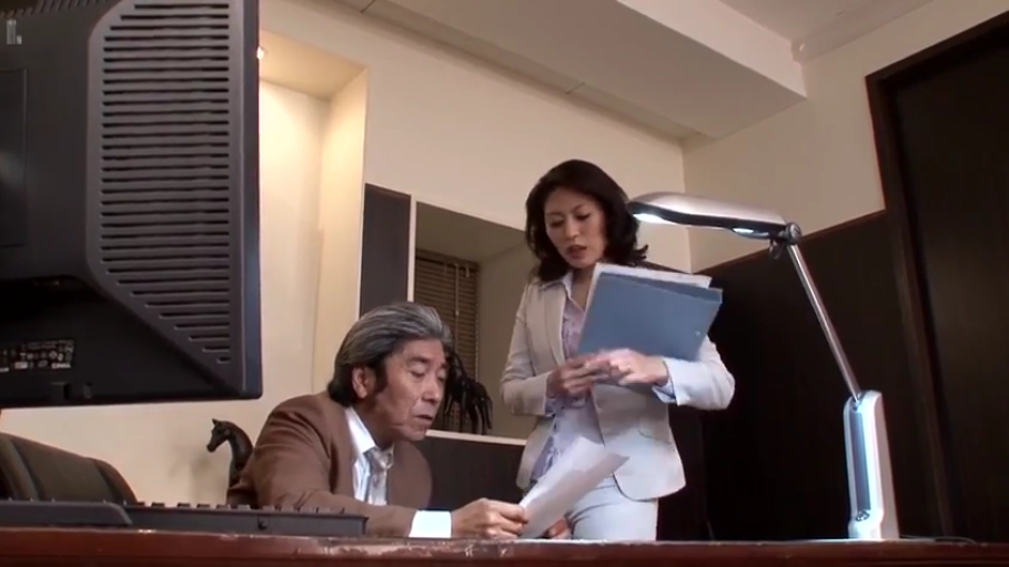 职业 · 办公室 · 文件 · 浅色内搭 · 办公环境 · 中景镜头