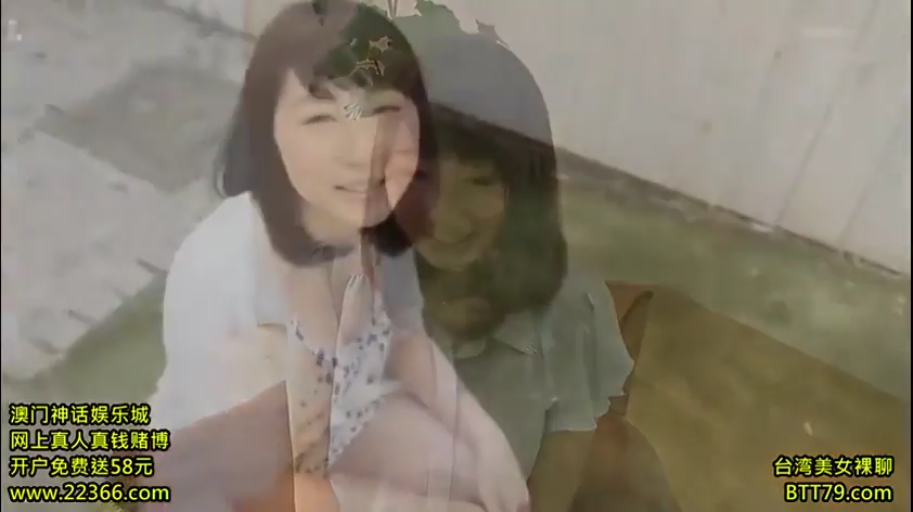 室内 · 上半身特写 · 甜美表情 · 视频叠加特效 · 白色浅色短袖上衣