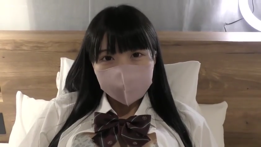 卧室 · 仰卧 · 制服 · 近景