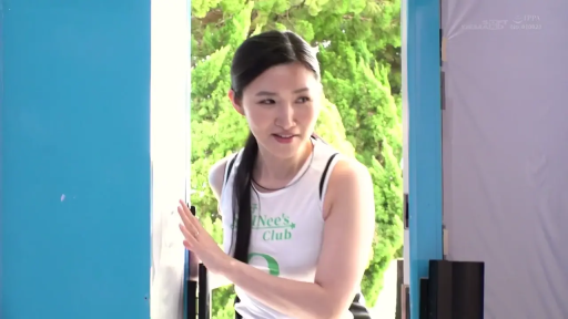 站立 · 运动背心 · 中景 · 平静 · 门框 · 熟女 · 门口 · 张望