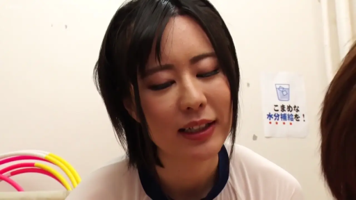 室内 · 嘴唇微张 · 顔のクローズアップ · 白色运动衫 · 口交 · 背景有呼啦圈和文字告示
