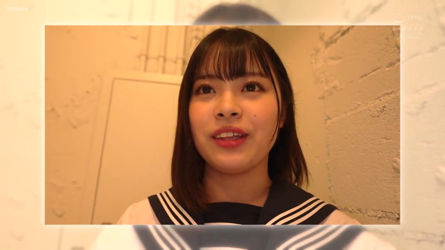 室内 · 微笑 · 面部特写 · 注视 · 水手服 · 正面 · 齐刘海