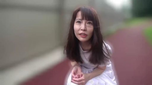 顔部のクローズアップ · 渇望 · 白色裙子 · 户外跑道