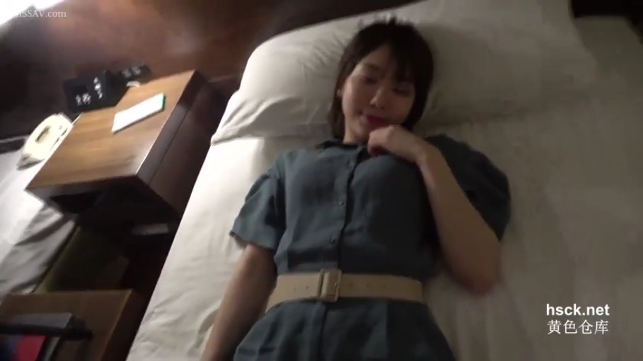 卧室 · 仰卧 · 半身 · 蓝色连衣裙