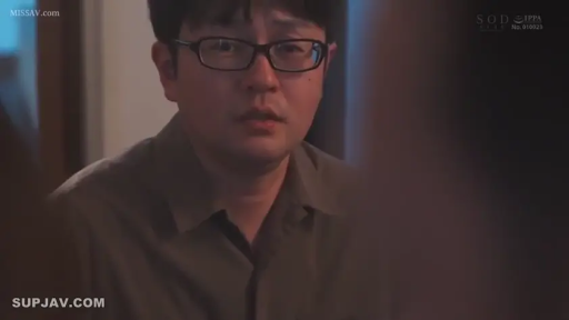 室内 · 集中 · メガネ · 深色衬衫 · 男性脸部特写