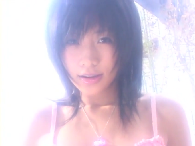 室内 · 脸部特写 · 微笑 · 注视镜头 · 正面 · 粉色吊带