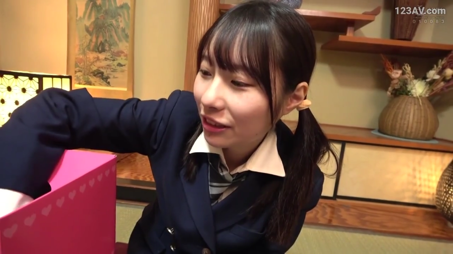 跪坐 · 校服 · 和室 · 半身 · 制服 · 好奇 · 互动 · 抽奖箱