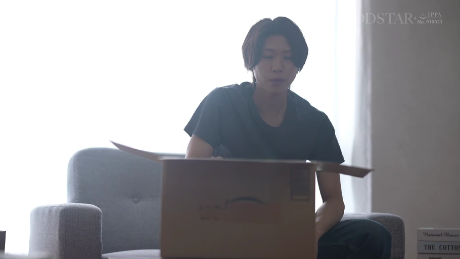 平静 · 客厅 · 快递盒 · 人物上半身特写 · 深色圆领T恤