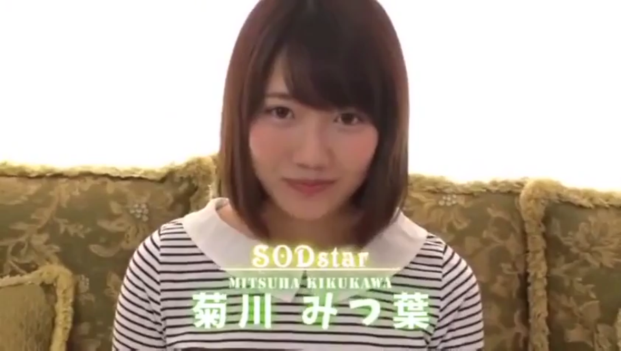 室内 · 坐姿 · 微笑 · 面部特写 · 注视镜头 · 短发 · 条纹上衣