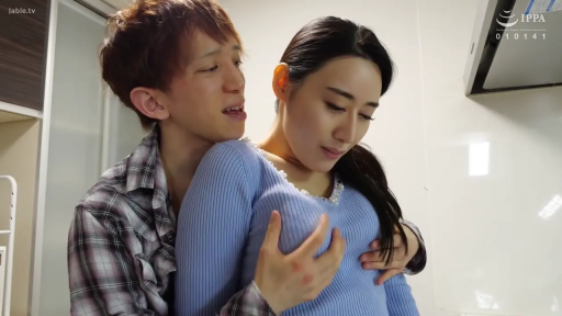 蓝色针织衫 · キッチン · 男人手部抓揉乳房特写 · 女人顺从羞涩