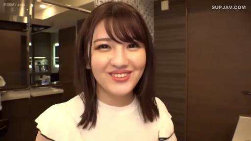 脸部特写 · 微笑 · 室内房间 · 白色短袖上衣