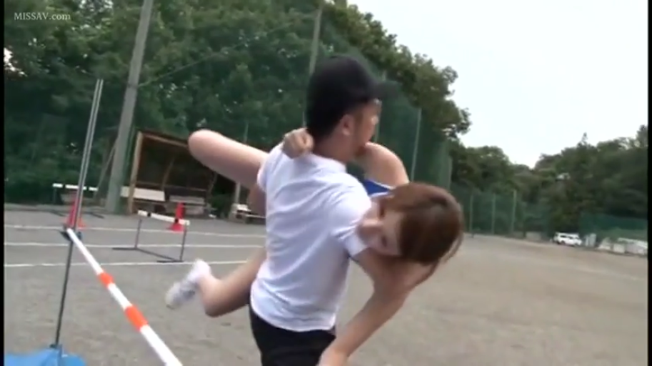 配合 · 室外操场 · 女子穿运动服饰
