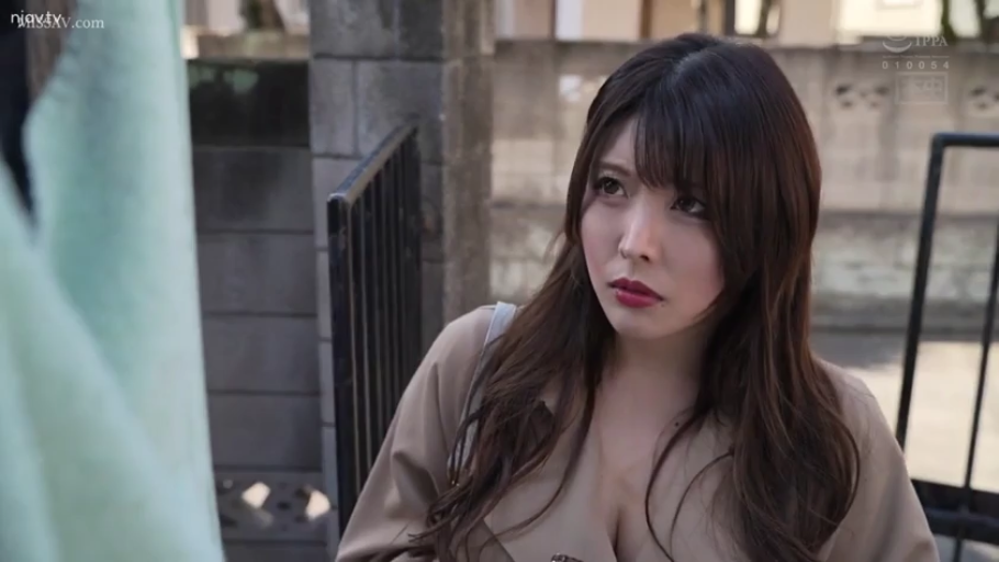 忧郁 · 脸部特写 · 巨乳 · 站姿 · 凝视 · 棕色风衣 · 户外街道