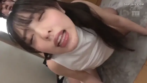 卧室 · 后入式 · 白色背心 · 嘴巴微张 · 女方脸部表情特写