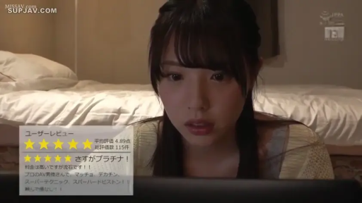 沉思 · 顔部のクローズアップ · 酒店 · 笔记本电脑 · 浅色针织衫 · 电脑屏幕上有5星评价的文字