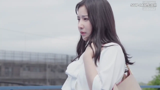 white shirt · Handbag · Facial Profiling · 自然光 · 心事重重 · 室外