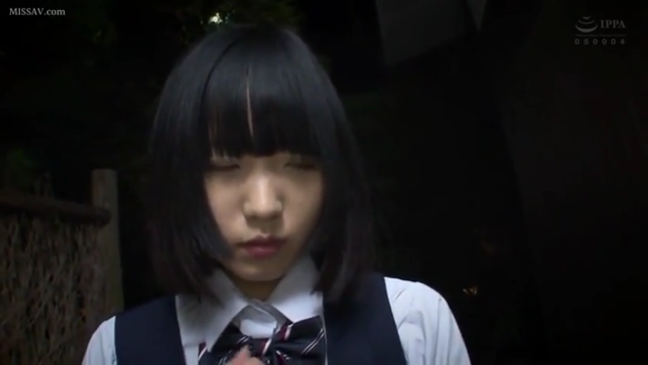 深色校服背心 · 面部特写 · 夜间 · 神情严肃 · 暗光环境