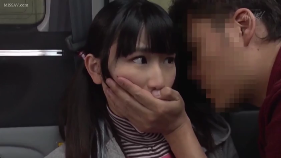 脸部特写 · 被动 · 条纹高领衫 · 汽车内部