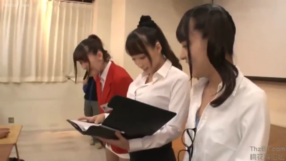 微笑 · 办公室 · 红色西装外套 · 黑色框架眼镜 · 人物半身像