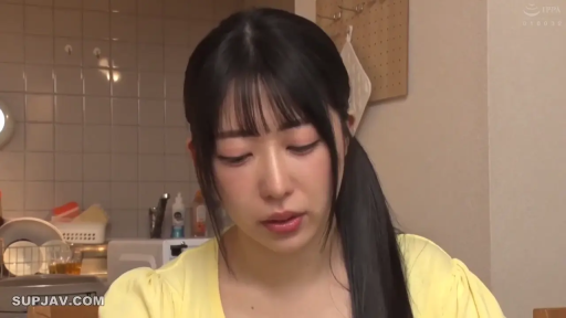 脸部特写 · 厨房 · 黄色上衣 · 略显低落
