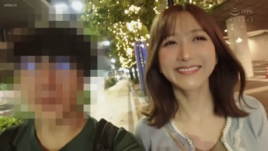 微笑 · 室外 · 浅色针织开衫 · 女性面部特写