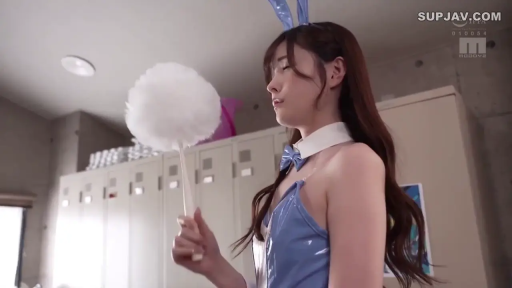 表情陶醉 · 更衣室 · 侧脸特写 · 兔子耳朵发箍 · 蓝色漆皮兔女郎装