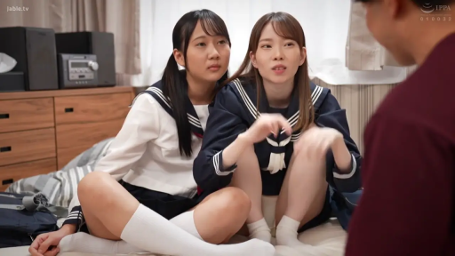 坐姿 · 交谈 · 严肃 · 卧室 · 中景 · 双人 · 水手服 · 家具