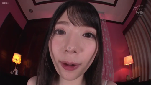 酒店房间 · 吊带衫 · 脸部大特写 · 俯身面对镜头