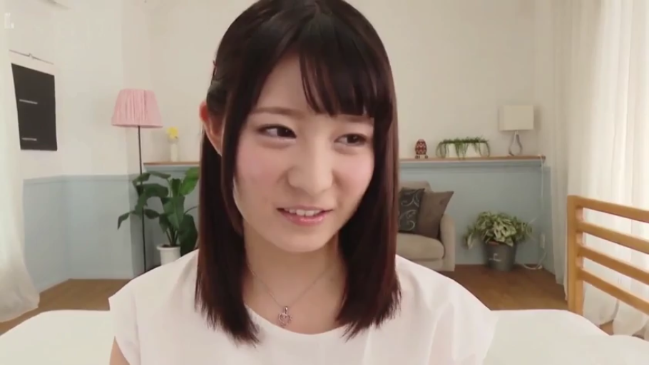 卧室 · 温柔 · 面部特写 · 白色T恤 · 项链 · 室内光线明亮