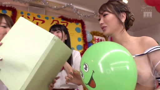 室内 · 中景 · 站姿 · 笑容 · 气球 · 日本AV · 玩游戏 · 透视装