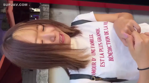 脸部特写 · 闭眼微笑 · 背包带 · 街头 · 白色字母印花T恤