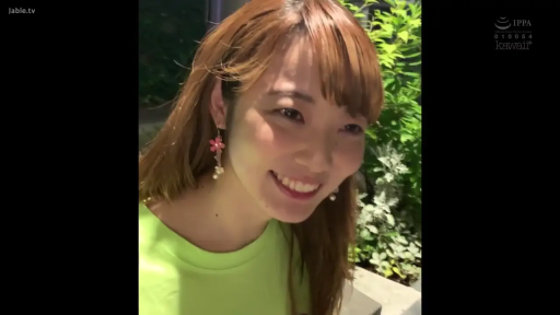 温柔 · 顔のクローズアップ · 庭院 · 耳饰 · 阳光充足 · 绿色圆领短袖T恤