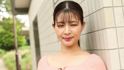 微笑 · 面部特写 · 靠墙 · 户外 · 注视镜头 · 高清 · 粉色低胸针织衫