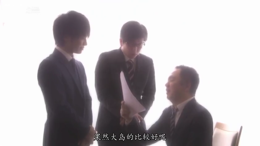 室内 · 交谈 · 严肃 · 中文字幕 · 西装 · 站立与坐姿 · 纸张