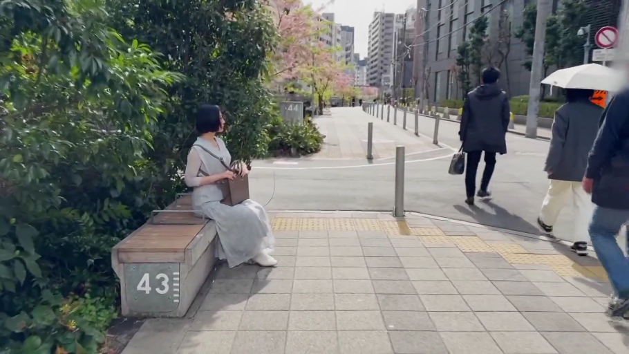 全景 · 侧坐 · 户外街道 · 坐着休息 · 灰色连衣裙