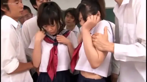 教室 · 不知所措 · 多人场景 · 深色百褶裙 · 男生手部动作 · 校服领巾