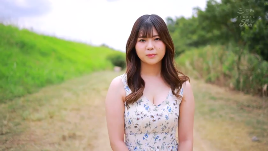 站立 · 巨乳 · 自然 · 半身 · 凝视 · 户外草地 · 碎花无袖连衣裙