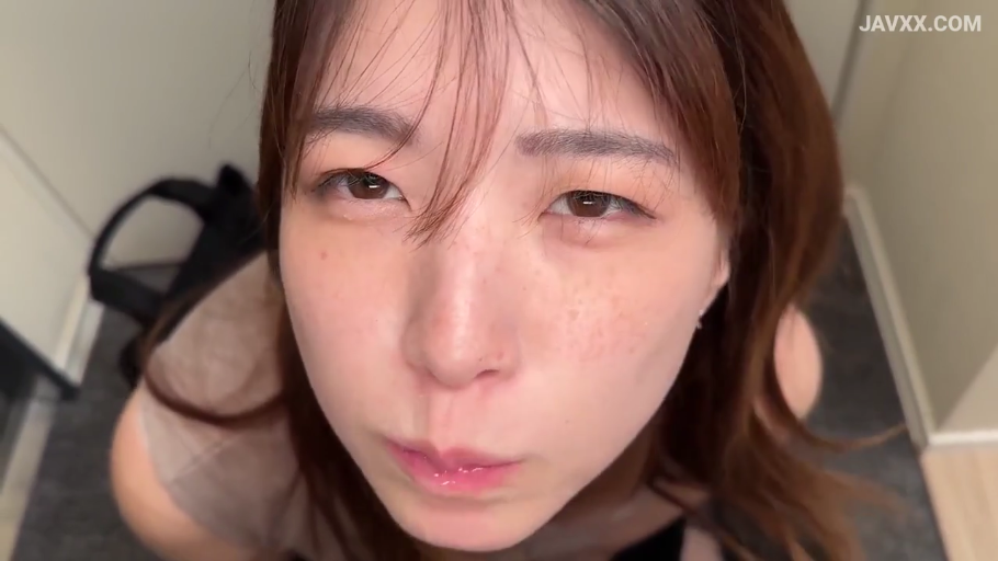 双眼特写 · 室内走廊 · 黑色内搭 · 迷离眼神 · 光线明亮