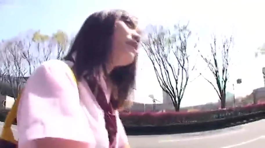 脸部特写 · 马路 · 迷茫 · 书包 · 制服领带 · 晴天