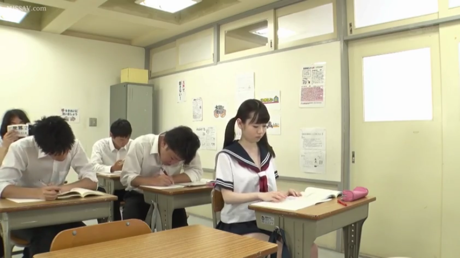 教室 · 平静 · 日本学校制服 · 笔袋 · 女生面部特写 · 教学海报墙面