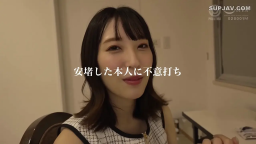 室内 · 坐姿 · 脸部特写 · 字幕 · 微笑 · 面对镜头 · 格纹无袖衫