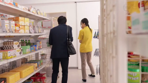 自然 · 便利店 · 日常场景 · 黄色POLO衫 · 货架商品