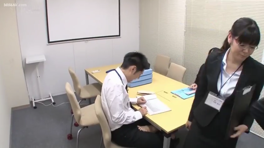 工牌 · 若无其事 · 会议室 · 深色西装